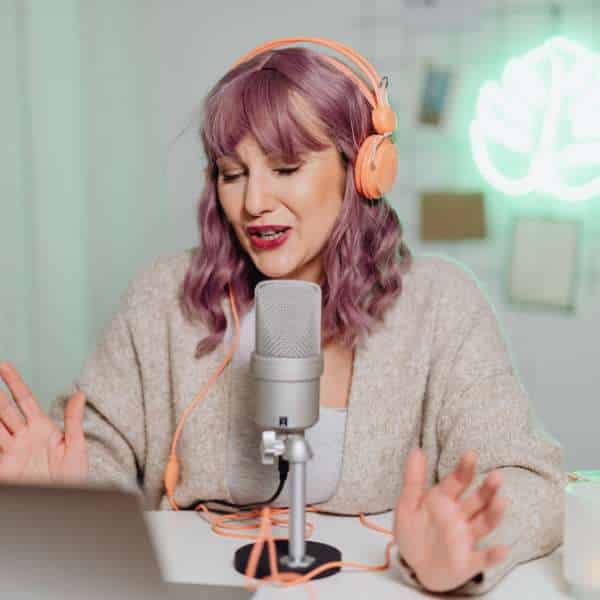 Mujer grabando un podcast