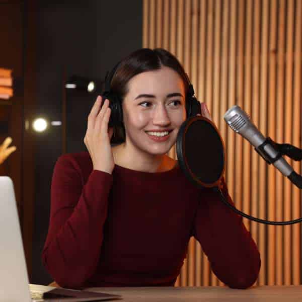 Mujer grabando un podcast