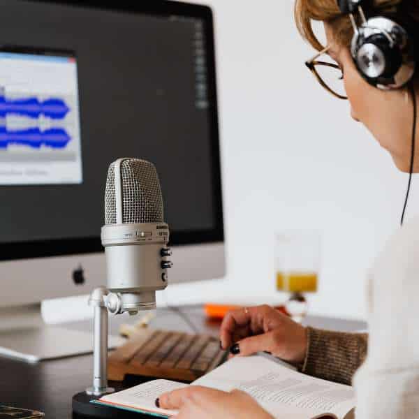 Mujer trabajando en la edición de un podcast